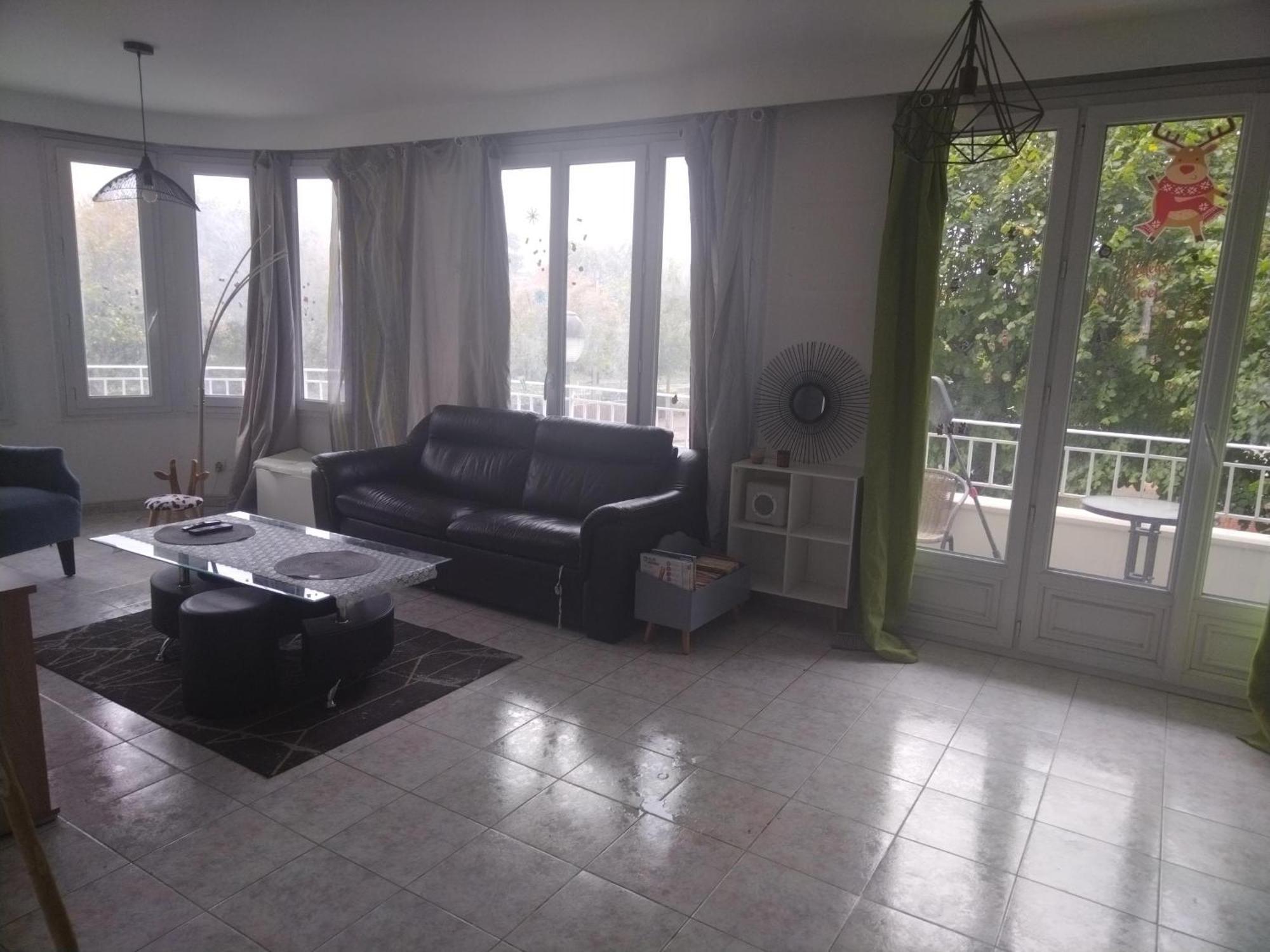 Apartment Familial En Face D'un Square Arbore