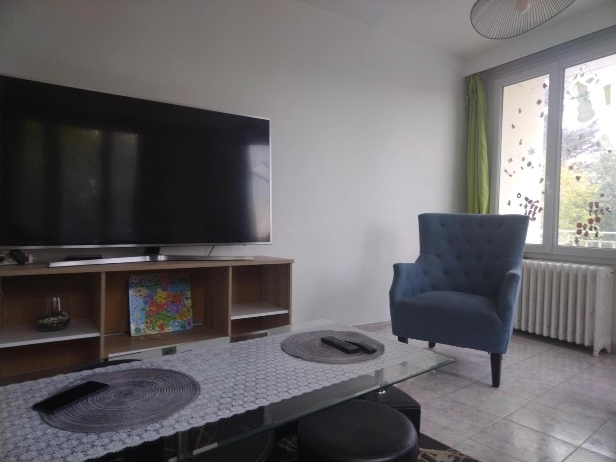 Familial En Face D'un Square Arbore Enghien-les-Bains