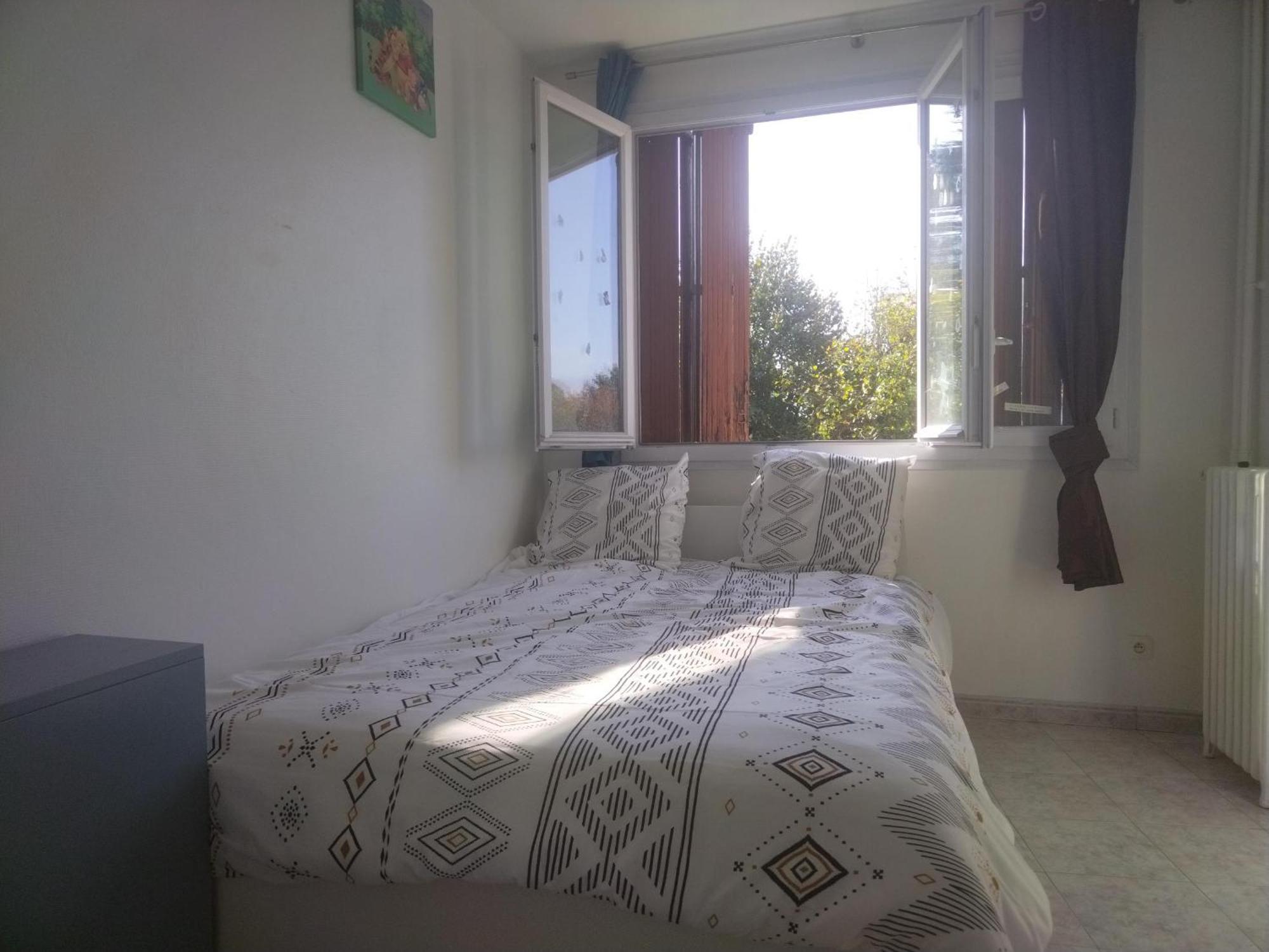Apartment Familial En Face D'un Square Arbore
