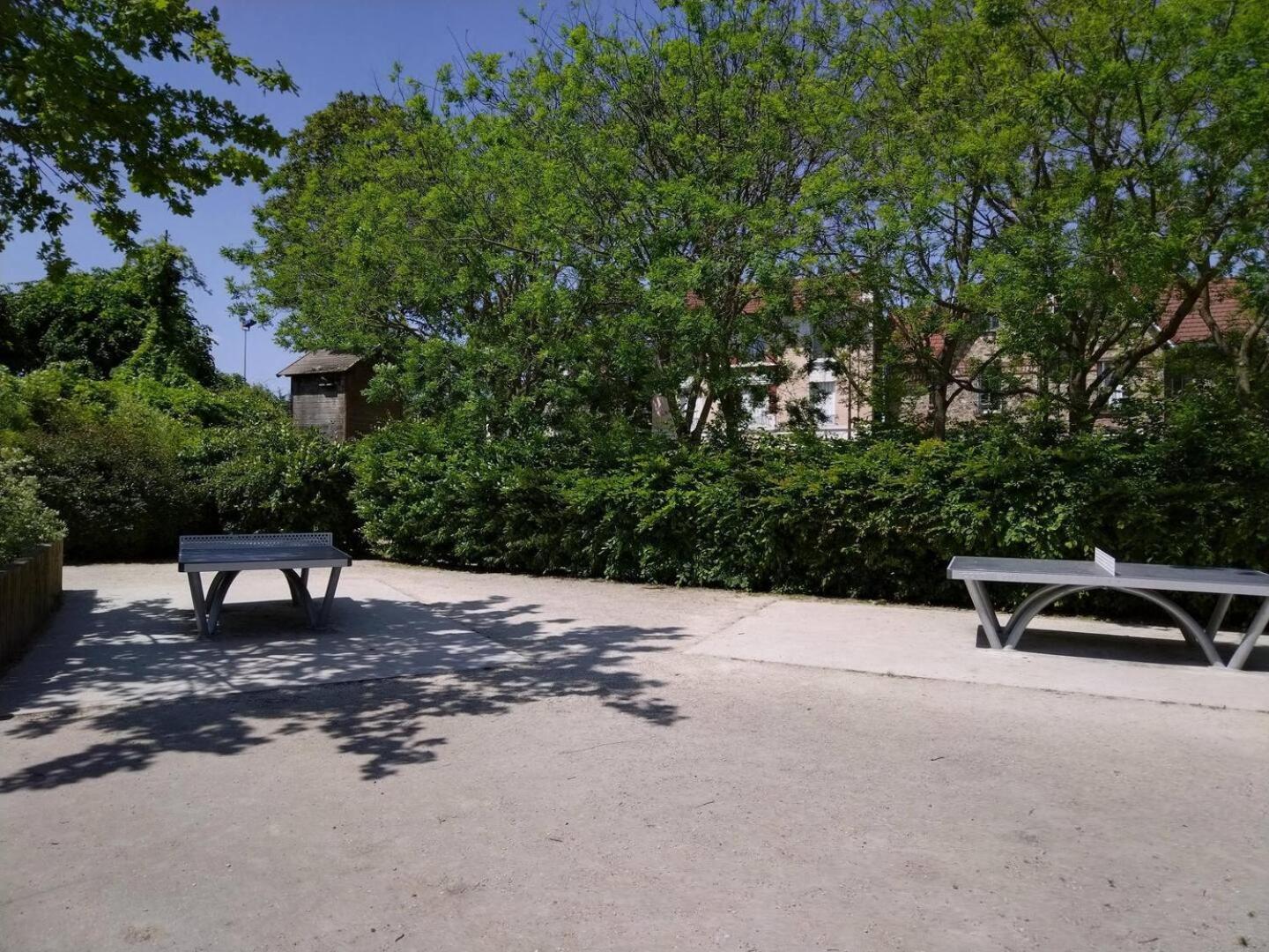 Familial En Face D'un Square Arbore * Enghien-les-Bains